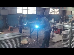 Örgü bağlantı aksesuarları çit direğine kaynaklanıyor