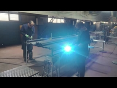 çit direği aksesuarları direğe kaynaklanıyor