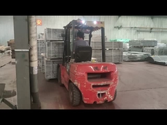 Paketlenmiş mallar depoya yerleştiriliyor.