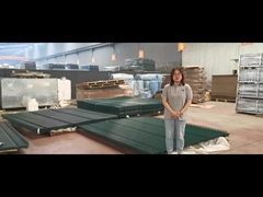 Yeşil toz kaplamalı tırmanma önleyici çit çok pürüzsüz.