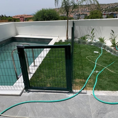 Çin Renkli 3D Ev Dekoratif Siyah Eğri Kaynaklı Kaynaklı Tel Ağı Bahçe Çit Güvenlik Galvanizli PVC Kaplı Ağı Çit Cl