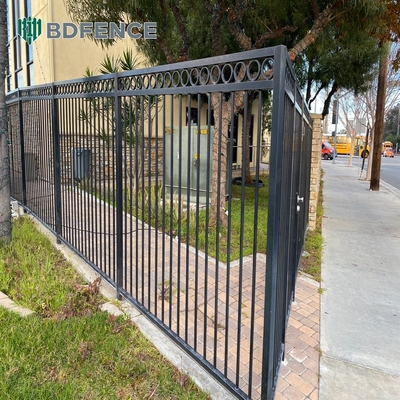Siyah Toz Kaplı Metal Tubular Alüminyum Çit Panelleri Üst Mızrak Çubukları ile 30.000 Kg Tek Brüt Ağırlık Çit Kapıları