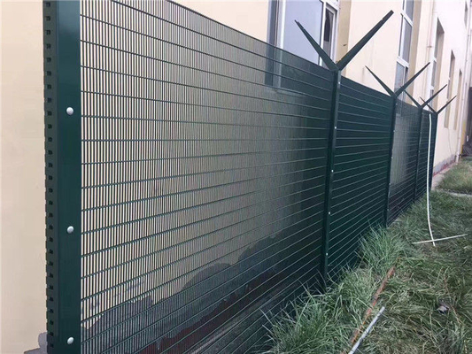 Galvanizli kaynaklı toz kaplı tel örgü dış çit güvenlik çiti 358 Anti tırmanış çit paneli
