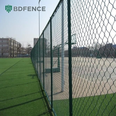 Tenis sahası Galvanizli Zincirli Çit Rulo Cyclone Tel Elmas Ağı Siyah Pvc Kaplı 6ft 8ft Ağı Açıklık 50*50mm