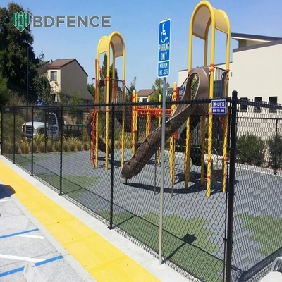 Tenis sahası Galvanizli Zincirli Çit Rulo Cyclone Tel Elmas Ağı Siyah Pvc Kaplı 6ft 8ft Ağı Açıklık 50*50mm