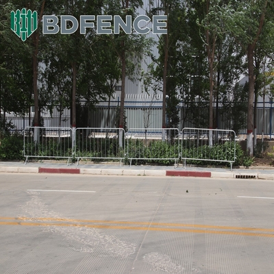 Geçici Yol Güvenliği Trafik İç Tüp Mesafesi 110mm 120mm 150mm ile Metal Yürüyüşçü Engelleri