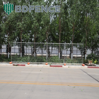 Geçici Yol Güvenliği Trafik İç Tüp Mesafesi 110mm 120mm 150mm ile Metal Yürüyüşçü Engelleri