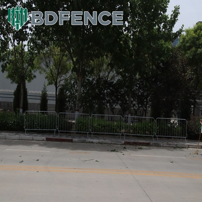 Geçici Yol Güvenliği Trafik İç Tüp Mesafesi 110mm 120mm 150mm ile Metal Yürüyüşçü Engelleri