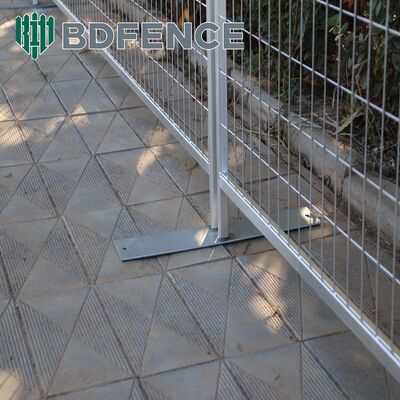 AU Standart Geçici Çit Panelleri 2.1x2.4m Galvanizli Çelik Taşınabilir İnşaat Temp Güvenlik için Ayaklar/Klemelerle Çit