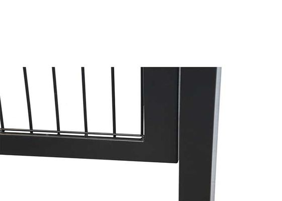 Bahçe Dekorasyonu Çift Kapılı Çelik Çit Kapısı Isı İşlenmiş Ahşap PVC Çerçeve Kaynak 3D Eğimli Model Se