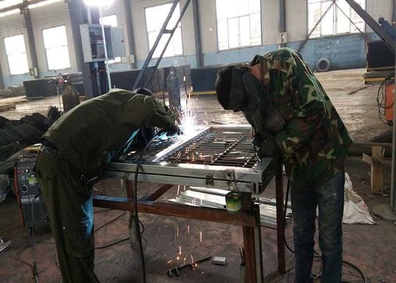 Bahçe Dekorasyonu Sliver'de Alt 3D Çelik Tel Galvanizli Kaplı Çit
