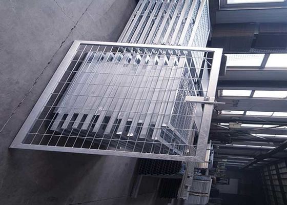 Bahçe Dekorasyonu Çift Kapılı Çelik Çit Kapısı Isı İşlenmiş Ahşap PVC Çerçeve Kaynak 3D Eğimli Model Se