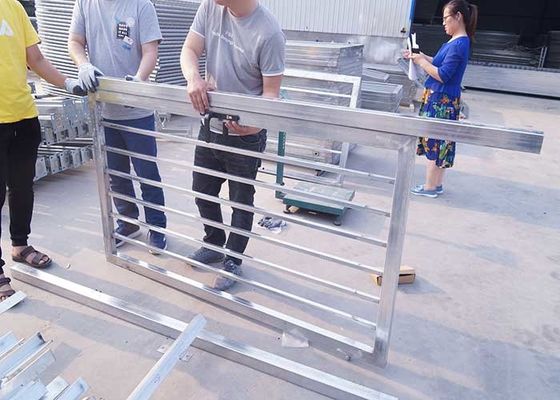 Bahçe Dekorasyonu Çift Kapılı Çelik Çit Kapısı Isı İşlenmiş Ahşap PVC Çerçeve Kaynak 3D Eğimli Model Se