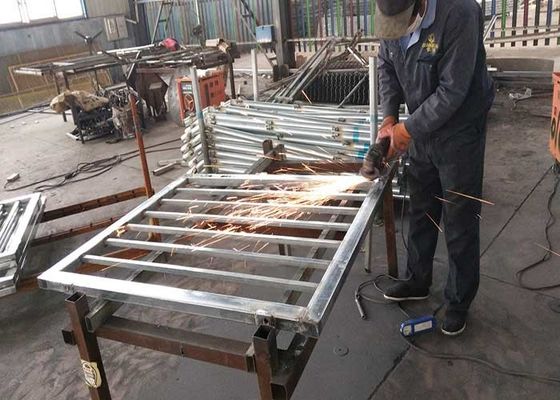 Bahçe Dekorasyonu Çift Kapılı Çelik Çit Kapısı Isı İşlenmiş Ahşap PVC Çerçeve Kaynak 3D Eğimli Model Se