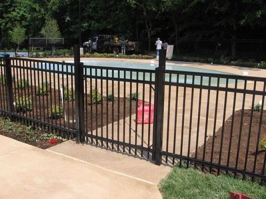 Yüksek Güçlü Demir Çerçeve Palisade Tubular Çit Güvenlik Çit Panel Kare Delik Ateş Duvarları İçin Çıkış Kapıları