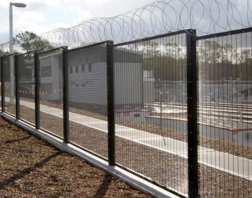 2.2m Yükseklik Tırmanma Önleyici Güvenlik Eskrim 358 Pvc Kaplı H Tipi Direkli Yeşil Renk