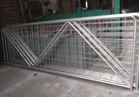 At ve Sığır için 4mm Sıcak Daldırma Galvanizli 1800mm Yükseklik Kaynaklı Çiftlik Kapısı
