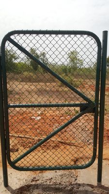 Tenis sahası Galvanizli Zincirli Çit Rulo Cyclone Tel Elmas Ağı Siyah Pvc Kaplı 6ft 8ft Ağı Açıklık 50*50mm