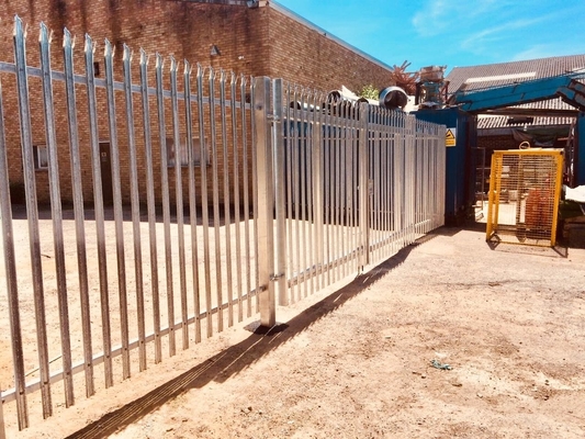 Yüksek Standart 2750mm Genişlik Çelik Palisade Eskrim Galvanizli ve Toz Boyalı