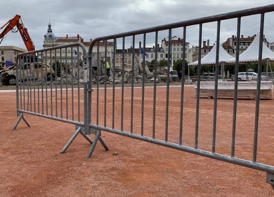 Plastik Galvanizli Çelik Alüminyum Kalabalık Kontrolü Barikat Çit Mobil Katlanabilir Güvenlik Yürüyüşçü Bariyeri Etkinlik Konseri